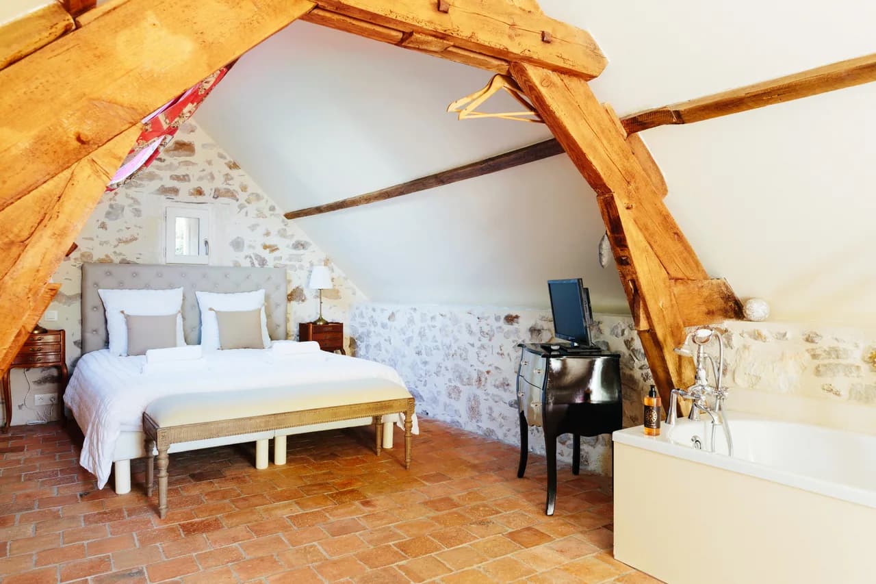 La chambre Côté Cèdre, baignoire ouverte sur la pièce