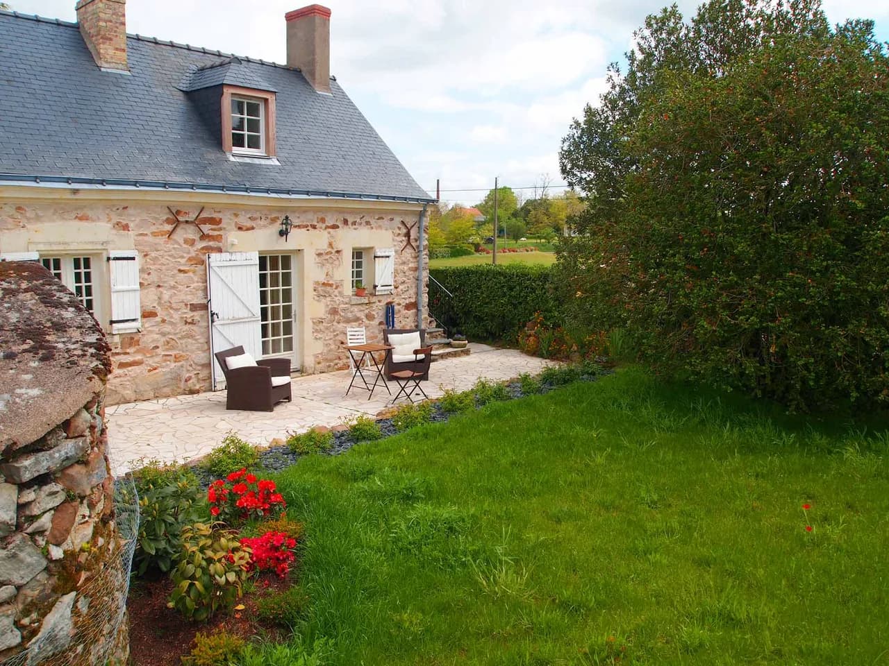 La façade en tuffeau de la maison d'hôtes au printemps