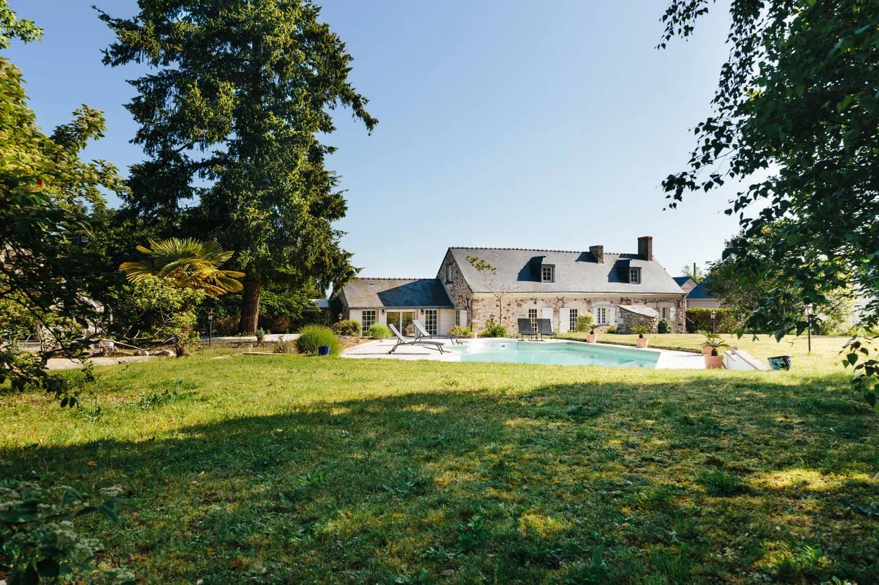 La Boire Bavard — la maison, la piscine et le jardin, en Anjou